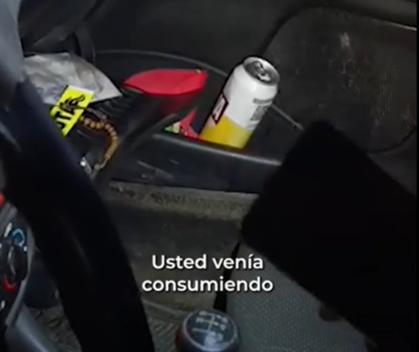 Tomaba cerveza mientras manejaba por la Riccheri: no llevaba cinturón puesto, no tenía seguro ni VTV