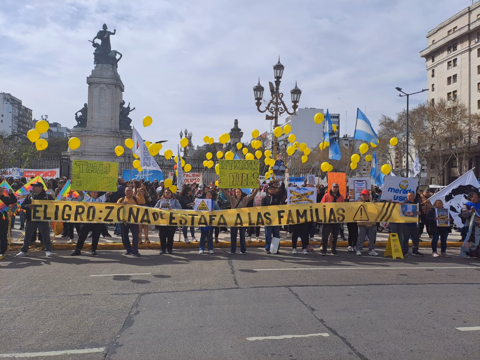 Endeudados, personas con discapacidad y jubilados se movilizaron en paralelo a la sesión de Diputados