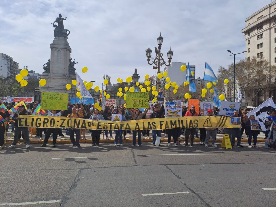 Endeudados, personas con discapacidad y jubilados se movilizaron en paralelo a la sesión de Diputados