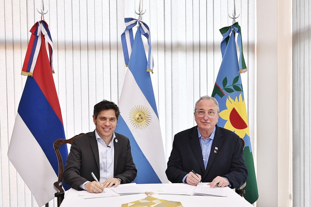Axel Kicillof y Hugo Passalacqua durante la firma de acuerdos en Misiones