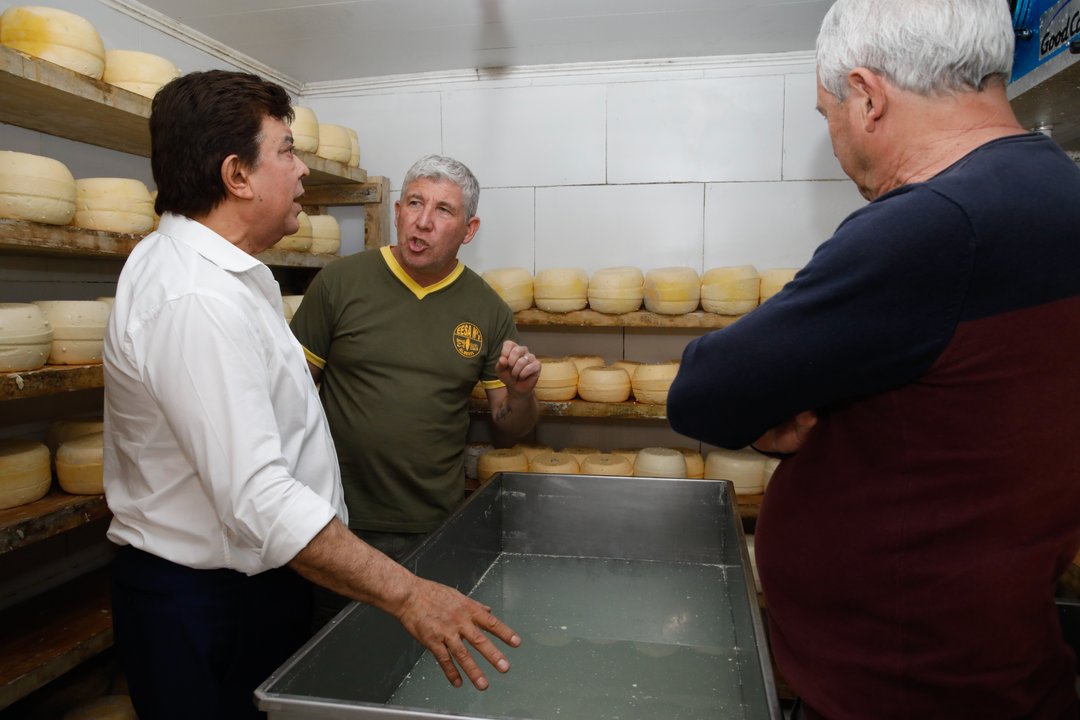 Fernando Espinoza durante su visita a la Escuela Agraria de Alberti