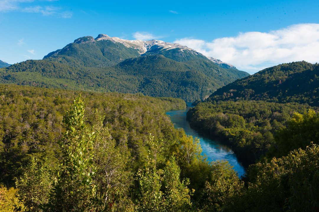 Paisaje de un parque nacional argentino con visitantes