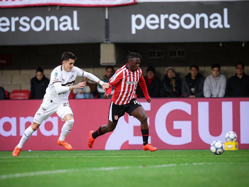 Estudiantes logra un triunfo agónico ante Platense y se acerca a los playoffs