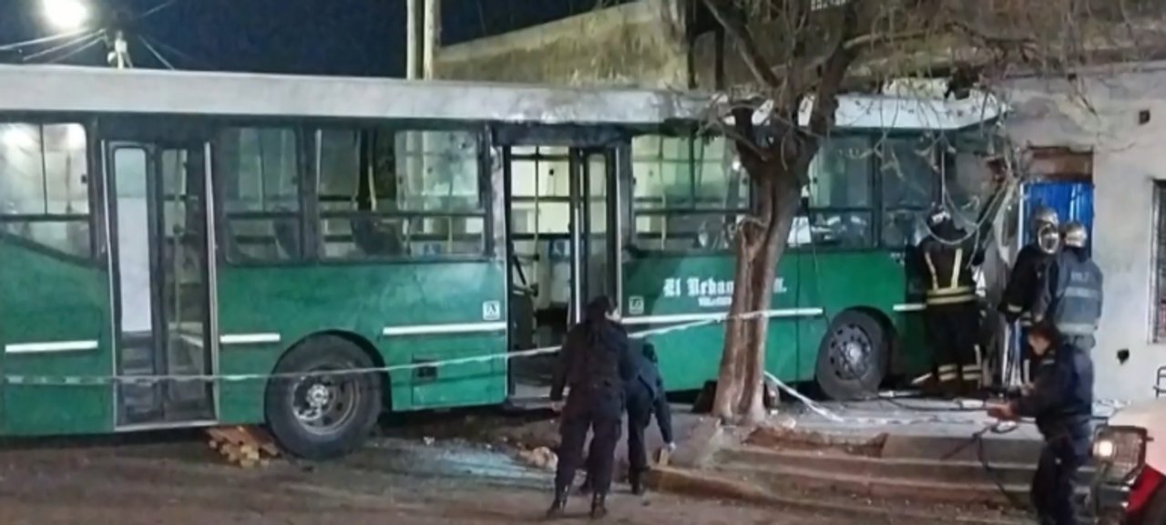 Colectivo incrustado en el frente de una casa en Temperley