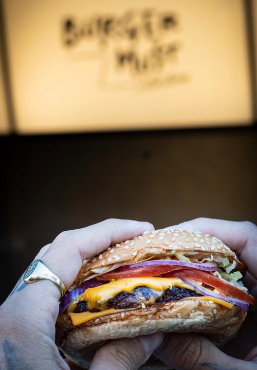 Fachada y propuesta gastronómica de Burgermust Selection en Bella Vista