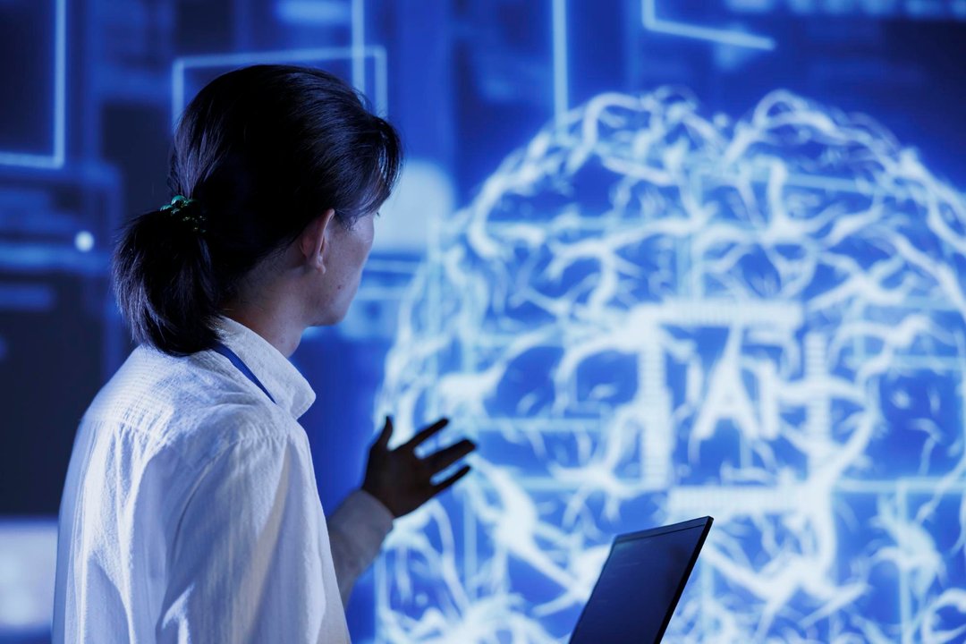 Bilal Chughtai, exinvestigador de Google DeepMind, advierte por los riesgos de la inteligencia artificial
