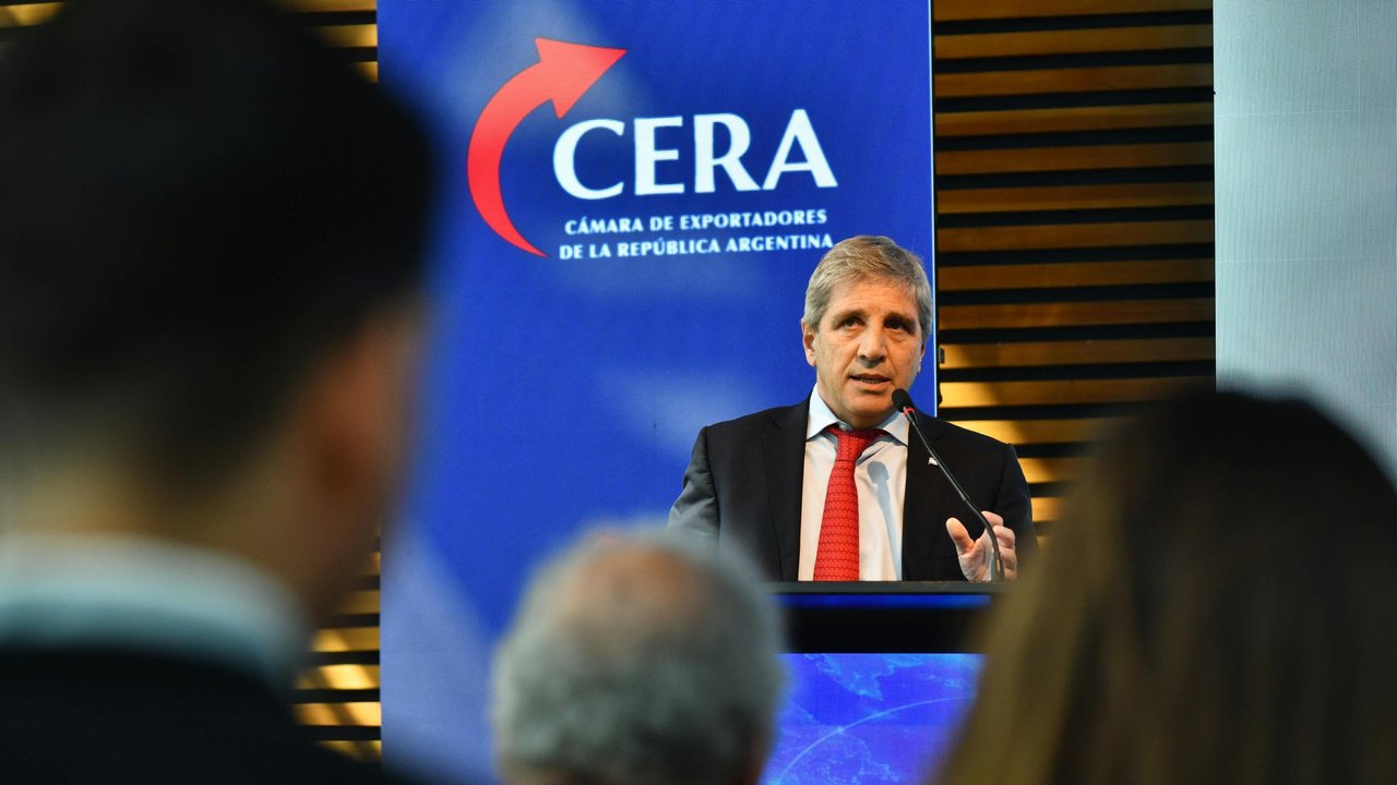 Caputo pidió ser aplaudido por el superávit fiscal en un evento y dejó un mensaje en clave electoral