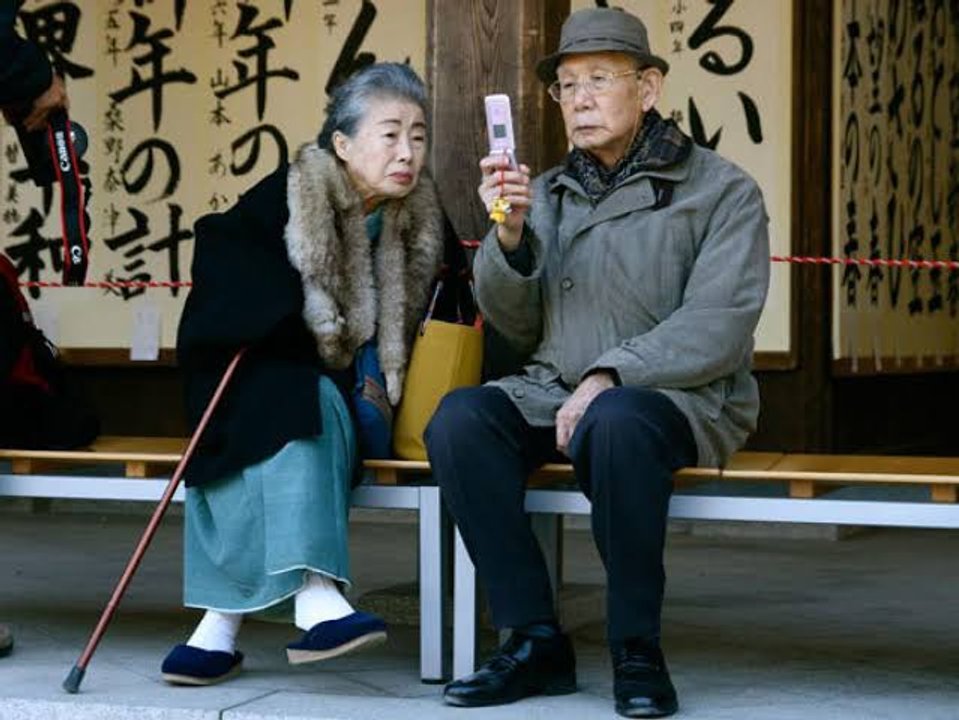 Personas mayores japonesas en una calle urbana