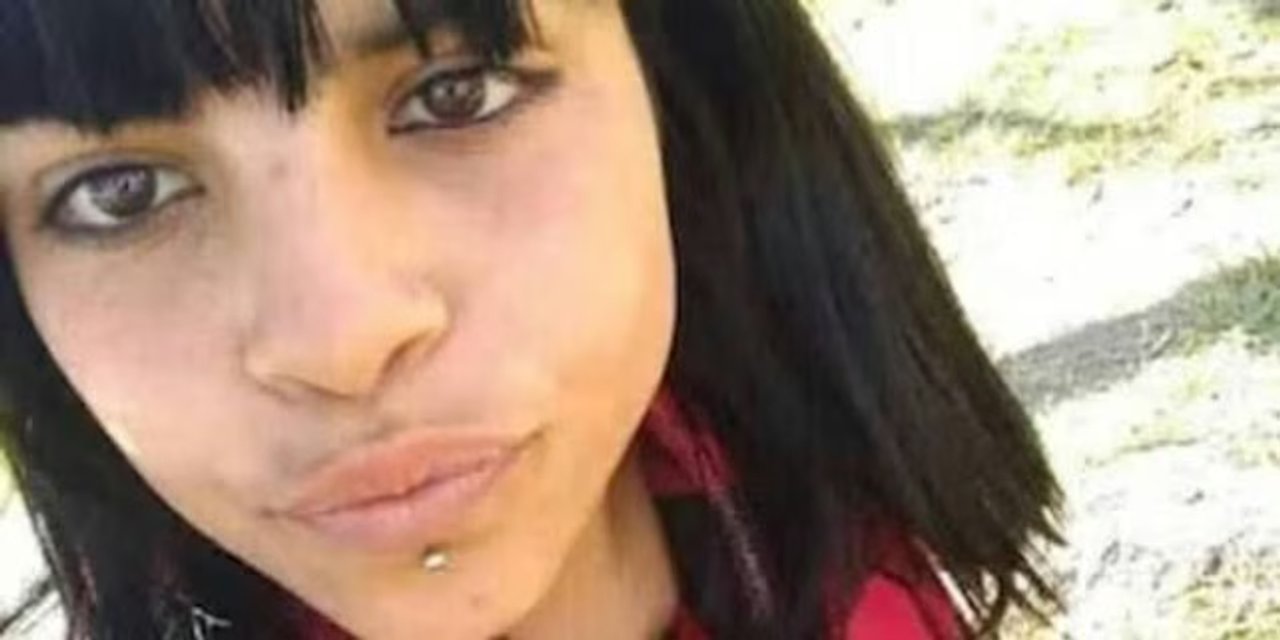 Fachada de tribunales y móvil policial en un caso de femicidio en Santa Fe