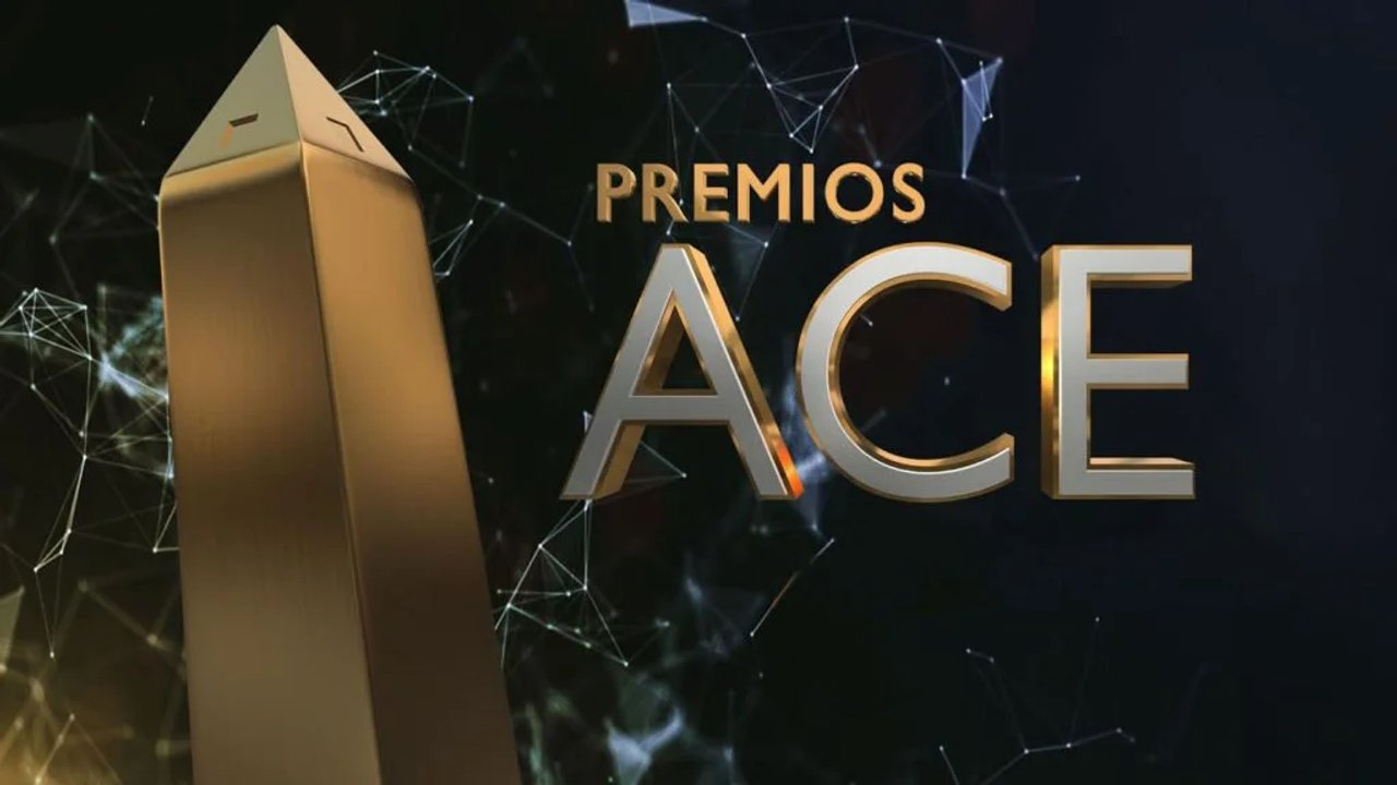 Escenario teatral iluminado en la previa de los Premios ACE