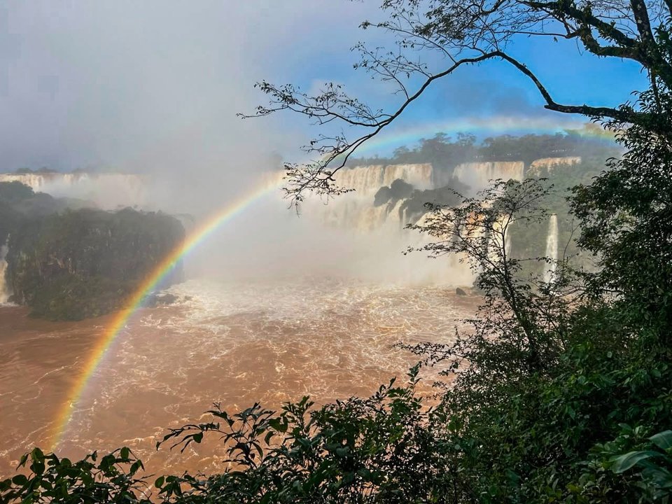 Iguazú: el parque nacional argentino permanece abierto a pesar de la crecida en Brasil