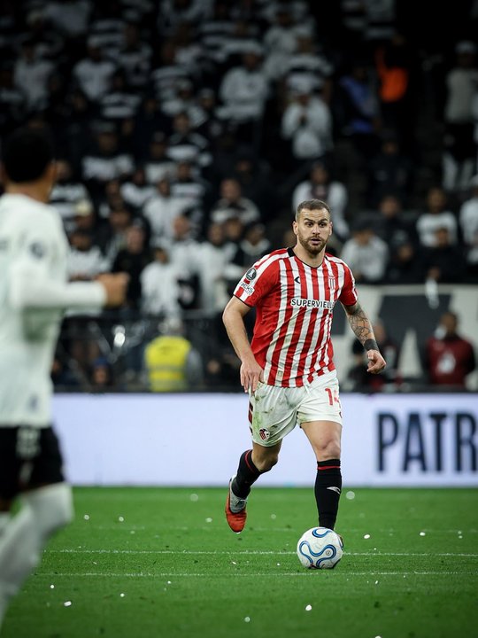 Estudiantes podría incorporar un defensor para la semifinal de la Copa Libertadores