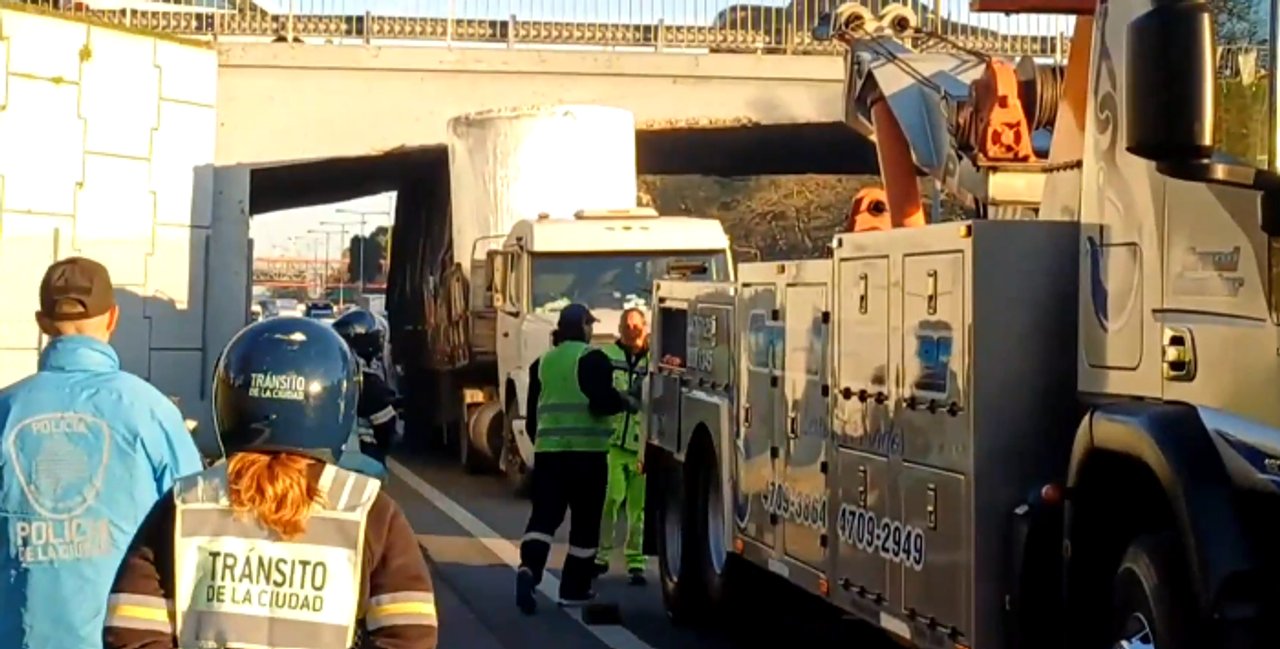 Un camión se quedó trabado bajo un puente en General Paz