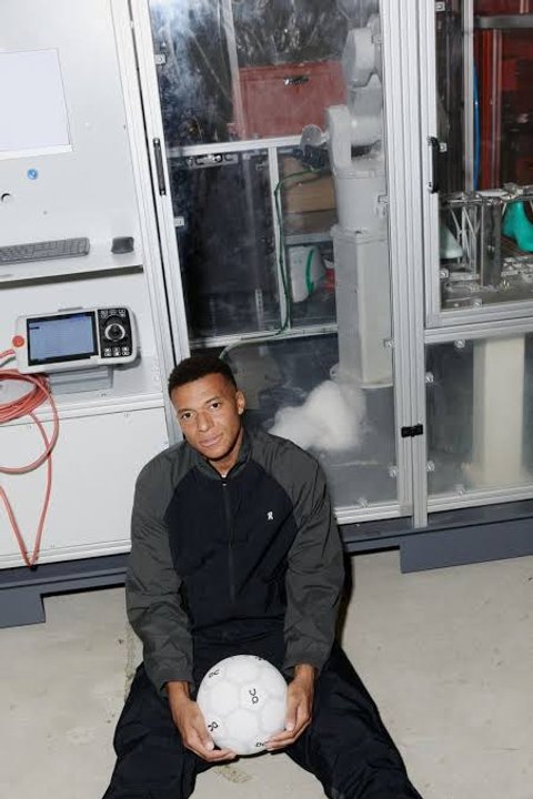 Mbappé cambia de marca de botines: su relación con Federer