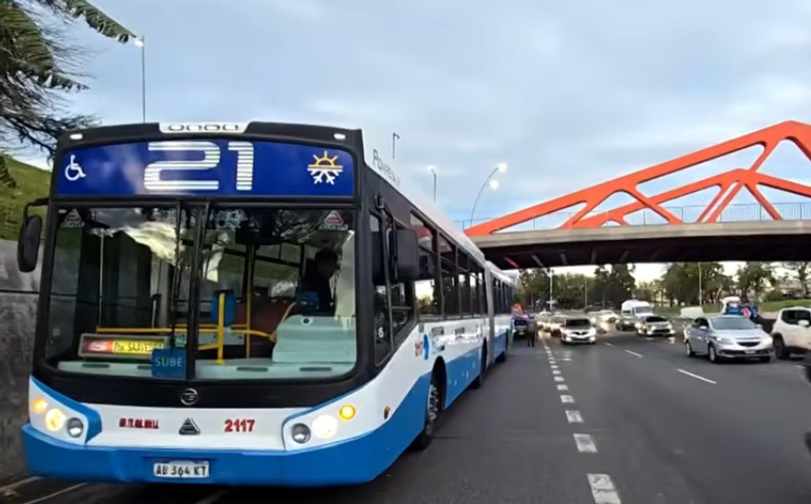 Demoras en la Avenida General Paz por un colectivo detenido por desperfectos técnicos