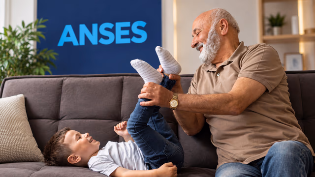 ANSES: qué jubilados pueden cobrar una asignación por sus nietos y qué trámite deben realizar
