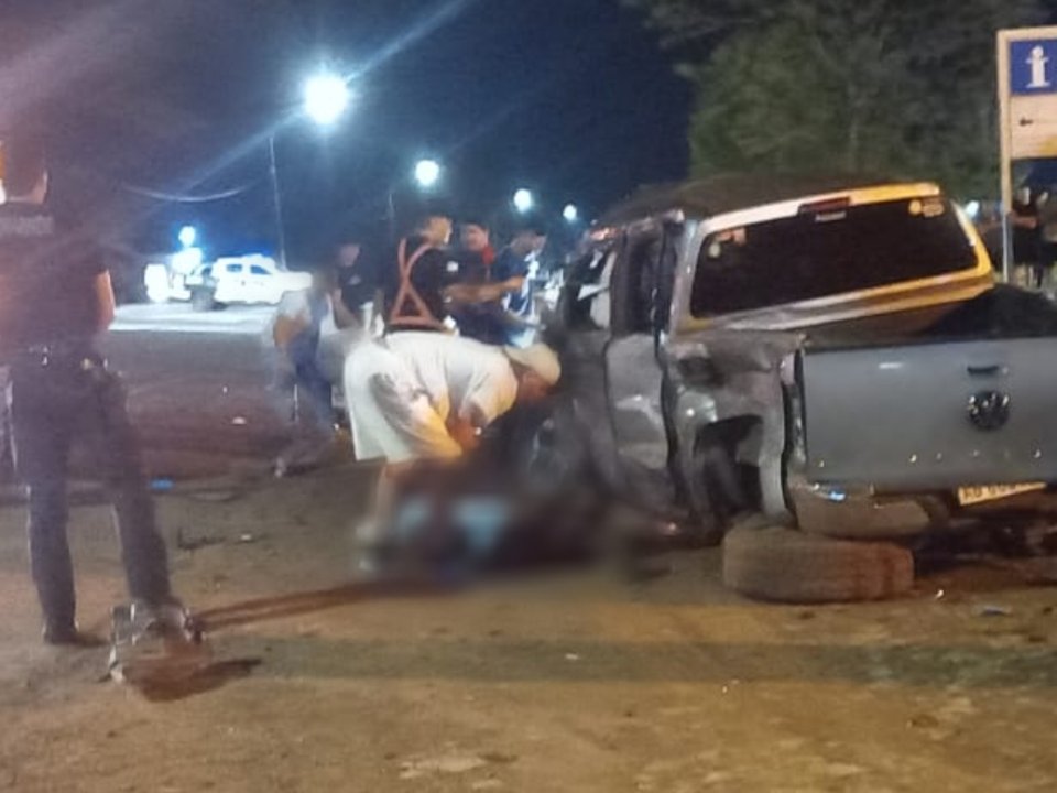 Un menor de 14 años manejaba una camioneta, perdió el control, chocó y murió: otro joven falleció y hay varios heridos