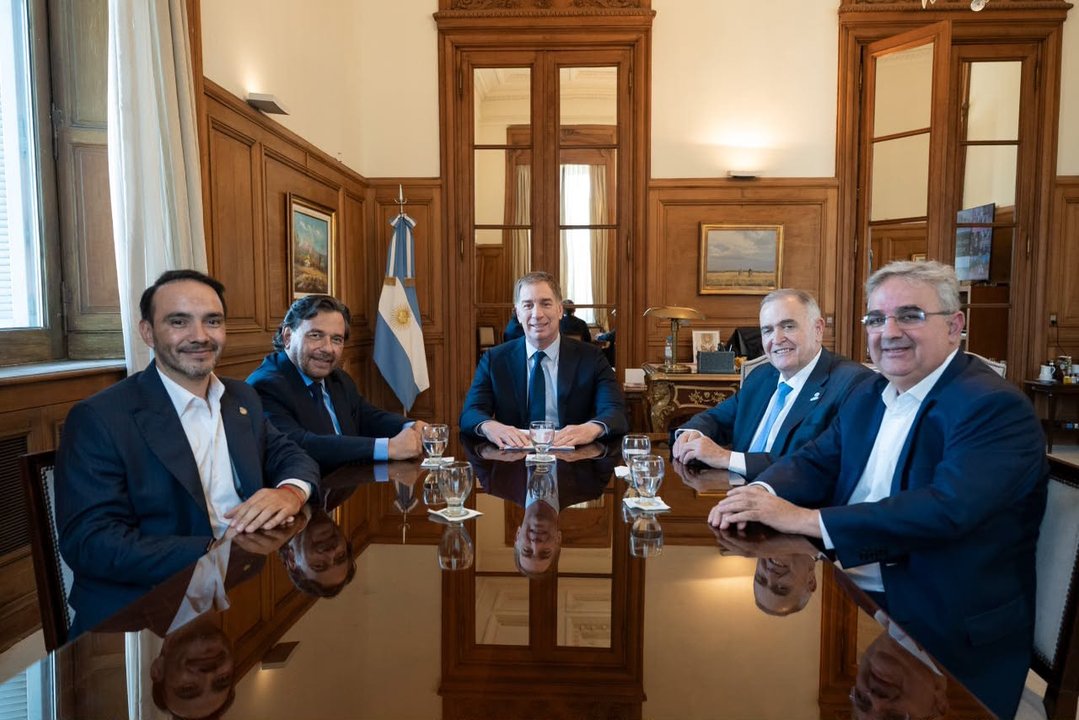 Billetes y calculadora que ilustran las transferencias a provincias