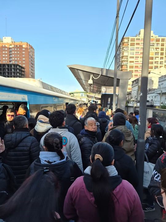 Demoras en el Tren Sarmiento por colisión con un auto en Ramos Mejía