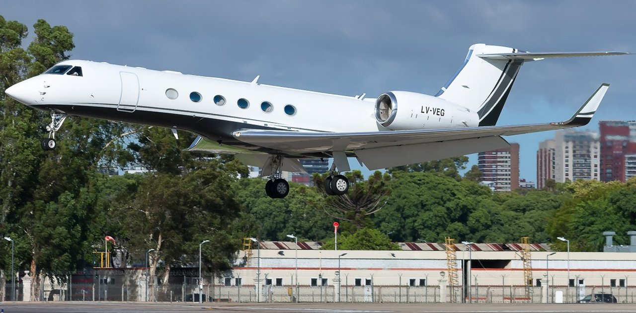 Milei viajó en jet privado a Nueva York por mantenimiento del avión presidencial