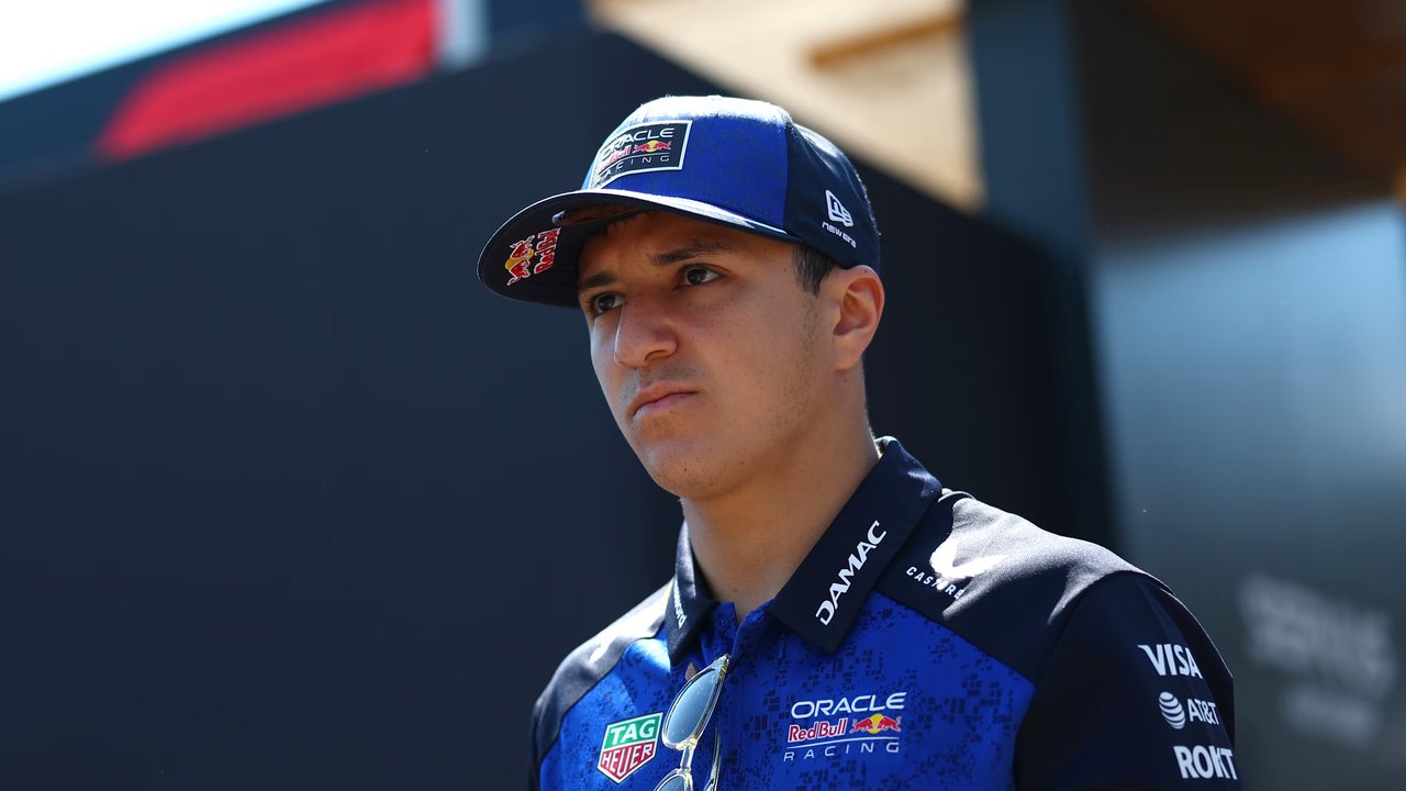 Isack Hadjar junto al monoplaza de Red Bull Racing