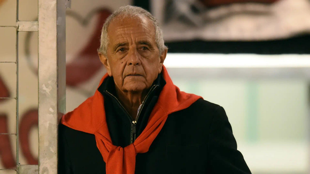 Rodolfo D’Onofrio opinando sobre el fútbol argentino en una entrevista radial