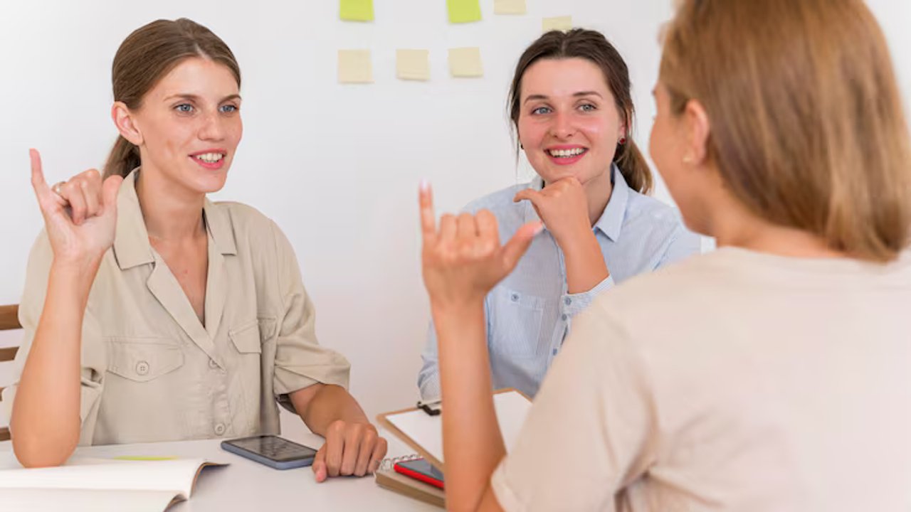 Personas comunicándose mediante lengua de señas