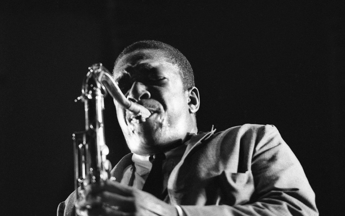 John Coltrane tocando el saxo en vivo
