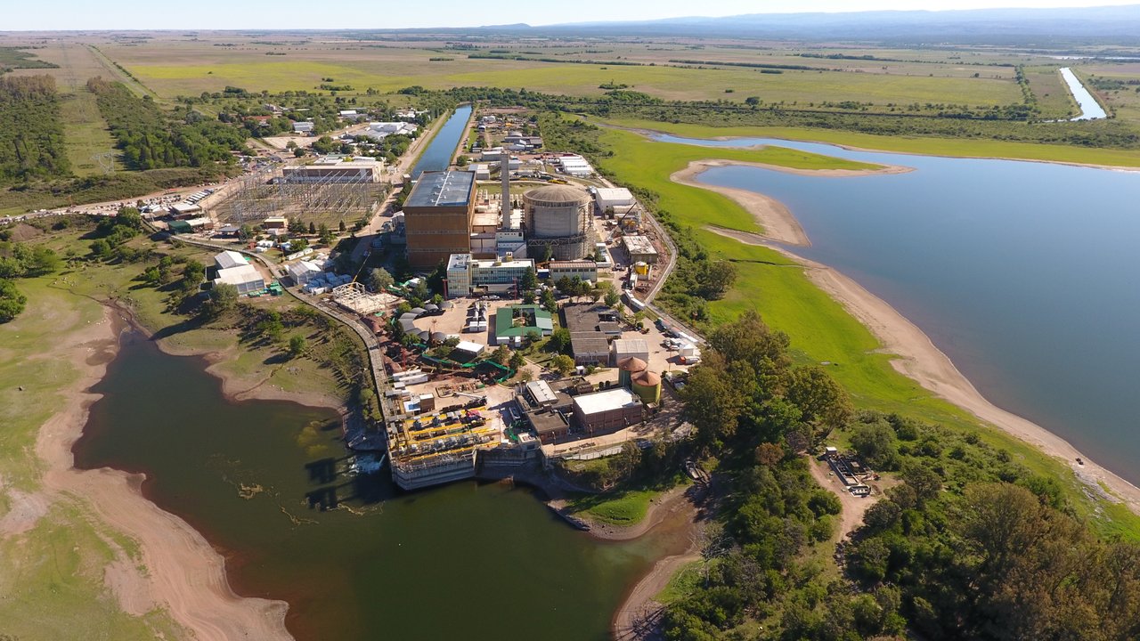 Vista de las centrales nucleares argentinas Atucha II y Embalse