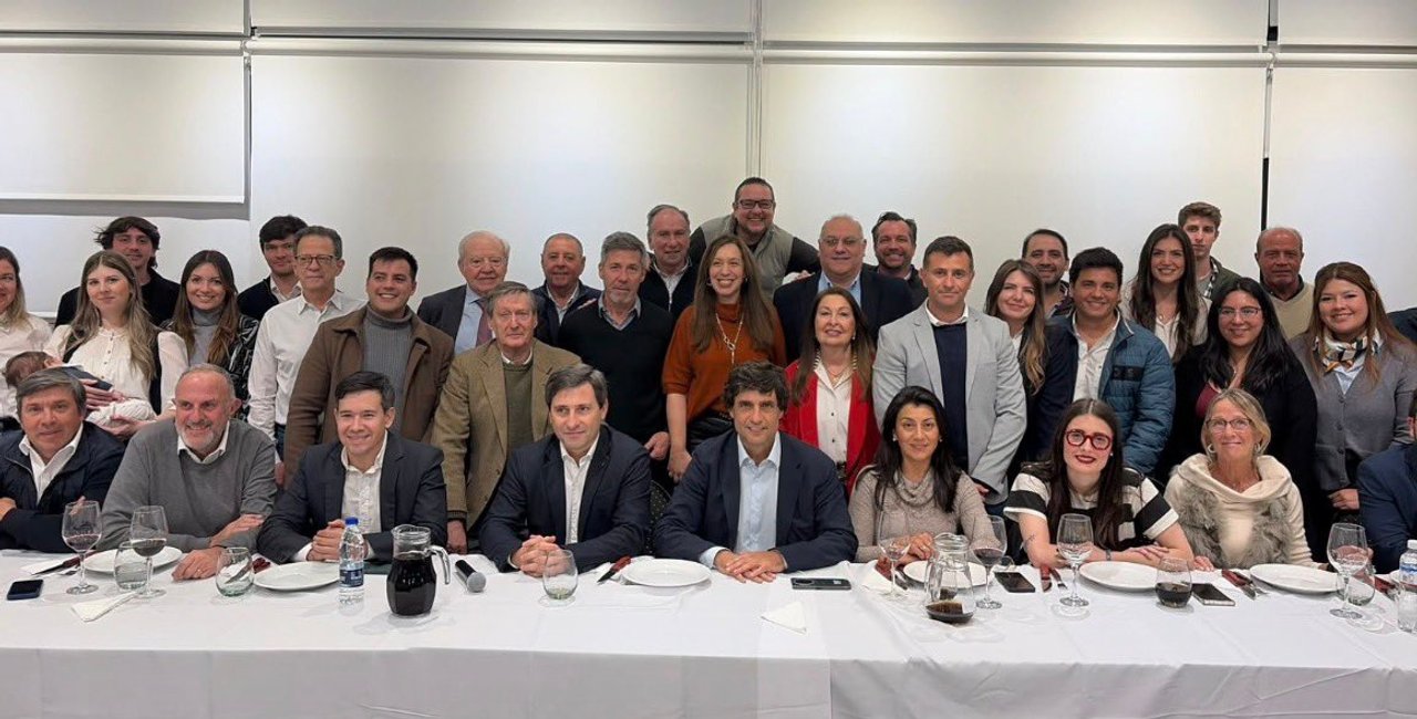 Hernán Lacunza junto a su equipo político del PRO