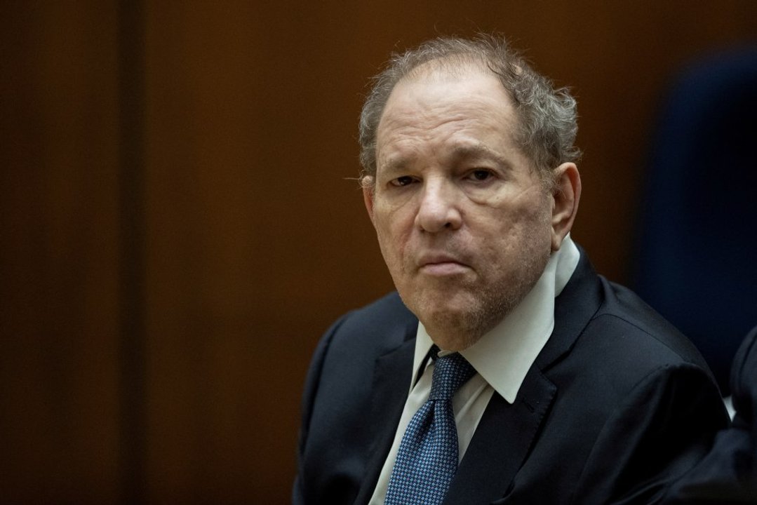 Harvey Weinstein escoltado durante una audiencia judicial en Nueva York