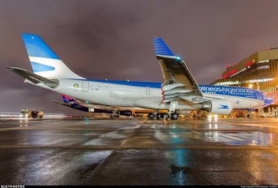 Vuelo de Aerolíneas con destino a Madrid regresa a Ezeiza por problemas en un motor