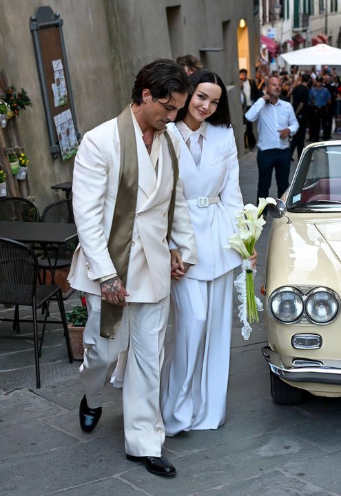 Dove Cameron y Damiano David tras su boda en el ayuntamiento de Montalcino, en la Toscana italiana