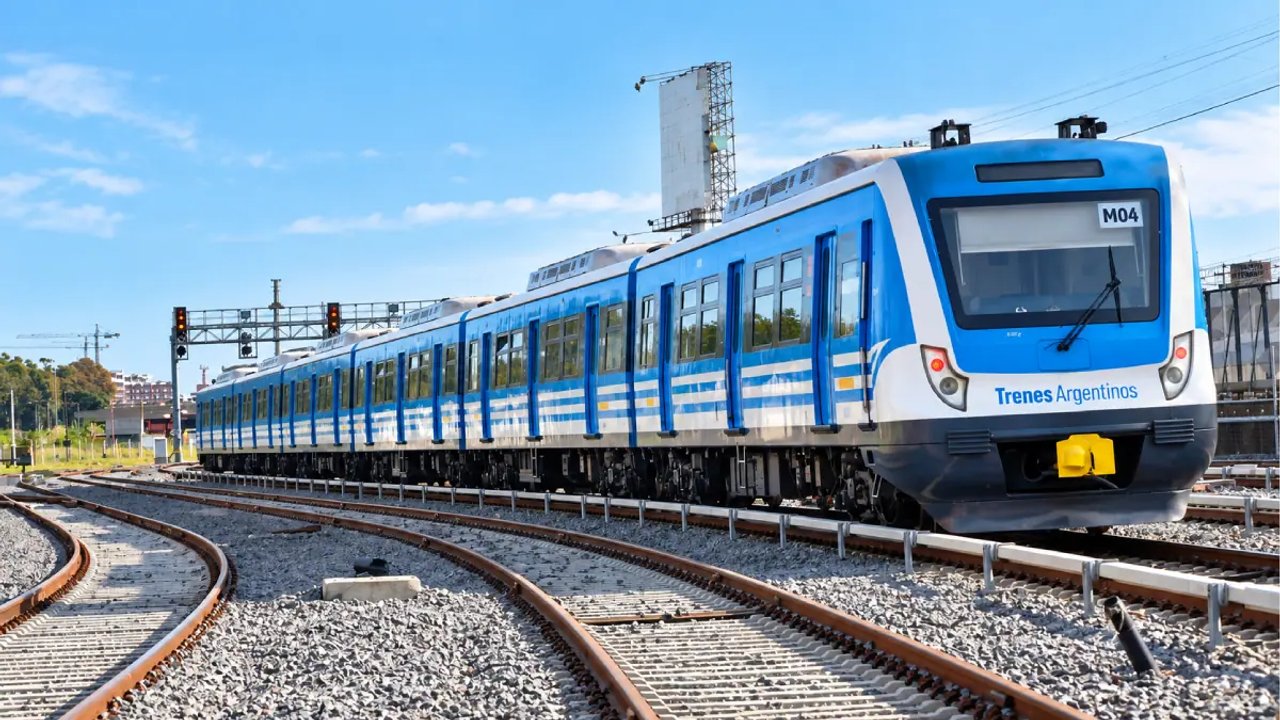 Formación de tren circulando por la región metropolitana