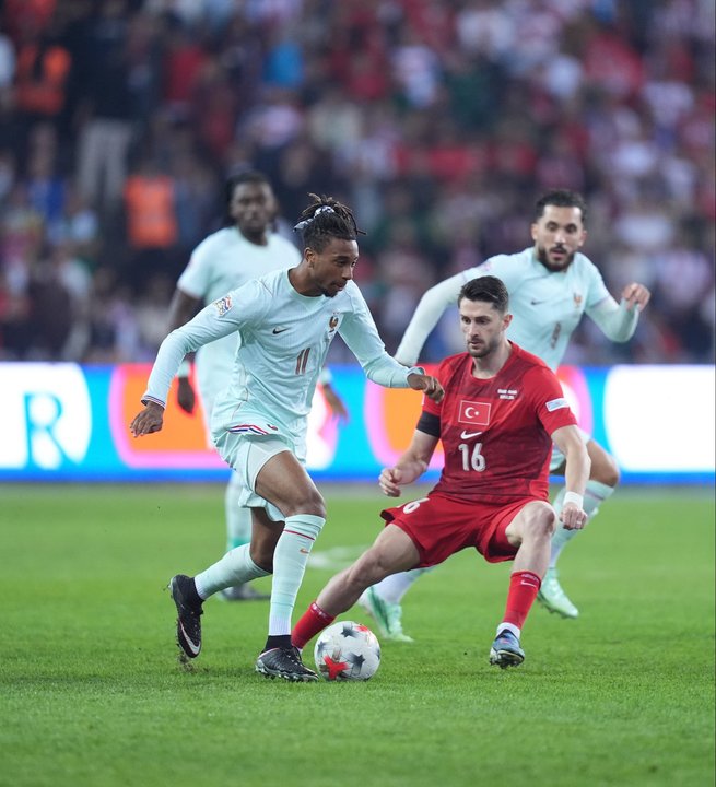 Kylian Mbappé se retira lesionado en el debut de Francia en la Nations League