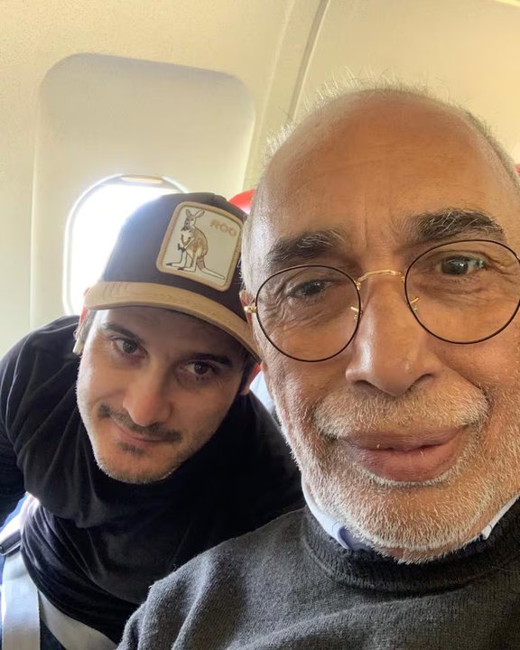 Mauro Francisco y Oscar El Negro González Oro abrazados y sonrientes