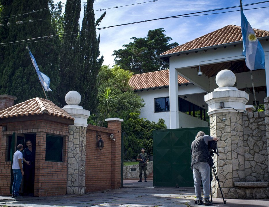 Documento de póliza privada vinculada a personal de la Quinta de Olivos
