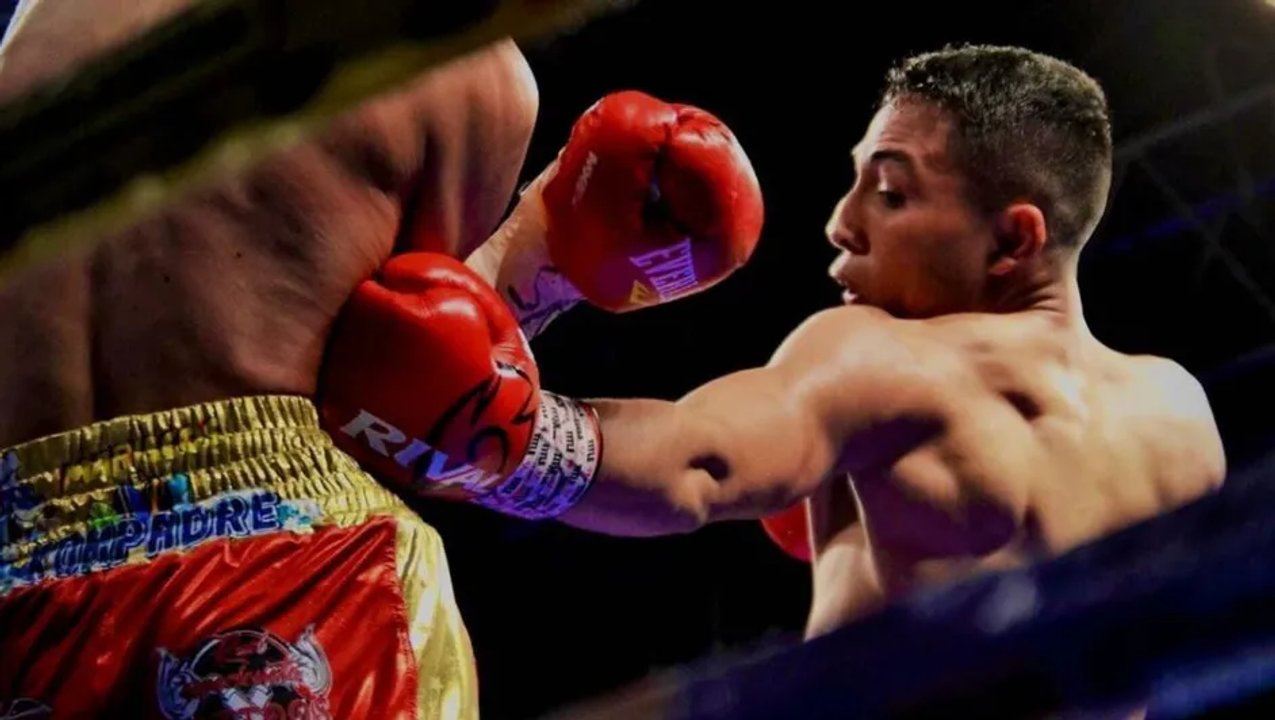 El boxeador mexicano Arturo Lobito Torres durante una pelea de boxeo profesional