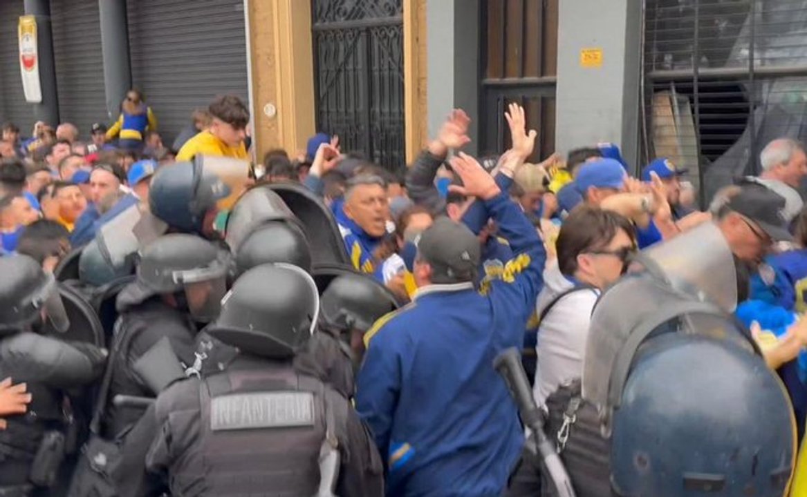 Incidentes entre hinchas de Boca y la Policía en el ingreso al Gigante de Arroyito