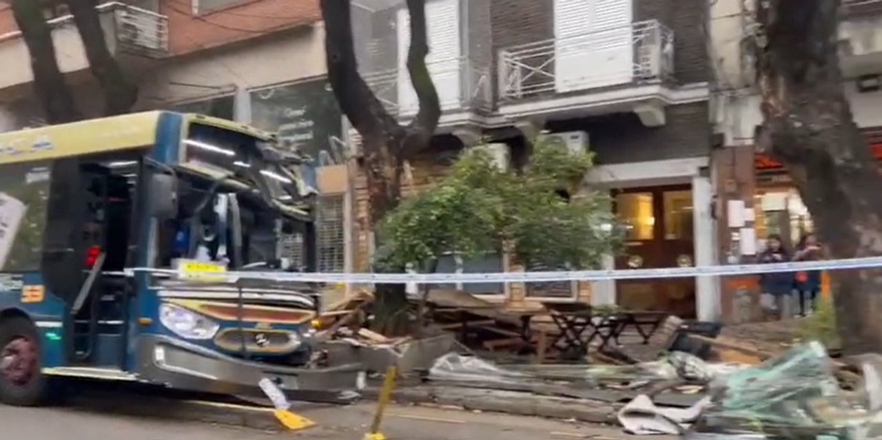 Colectivo fuera de control en Palermo: se subió a la vereda y atropelló a cuatro personas