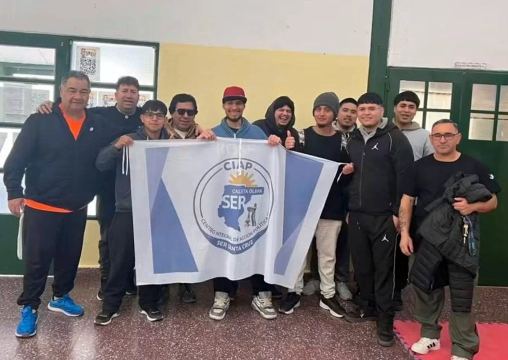 Bandera de SER dentro de una escuela en Caleta Olivia: polémica por uso partidario en entrega de zapatillas