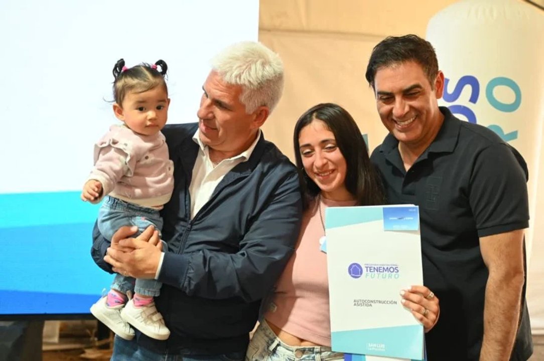 Rodríguez Saá acusó a Poggi de favoritismo en la entrega de 81 viviendas pero no aportó pruebas