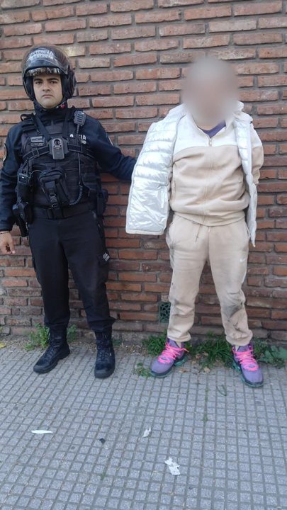 Quiso escapar de un control con un vehículo con pedido de secuestro, chocó a cinco autos y fue detenido