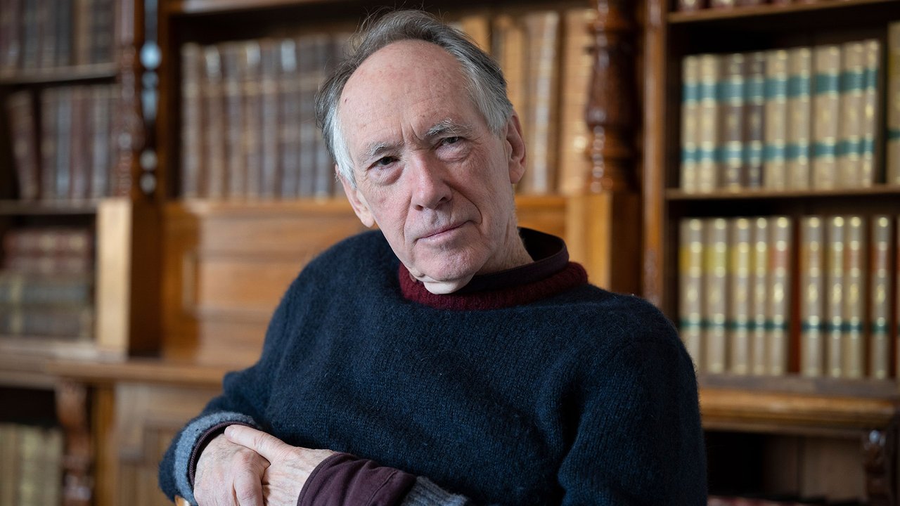 Ian McEwan viaja al futuro para indagar cuánto puede conocerse del pasado en Lo que podemos saber