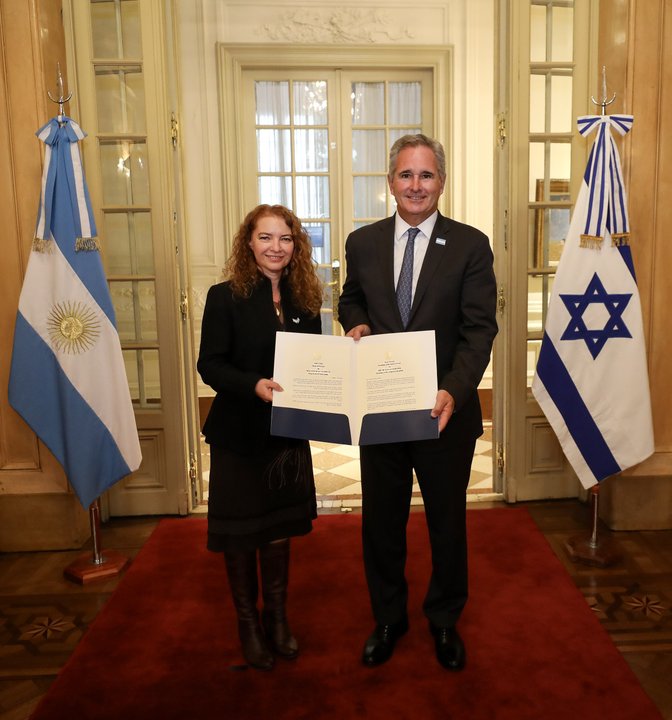 El canciller Pablo Quirno junto a la nueva embajadora de Israel en Argentina, Ahuva Spieler Reshef