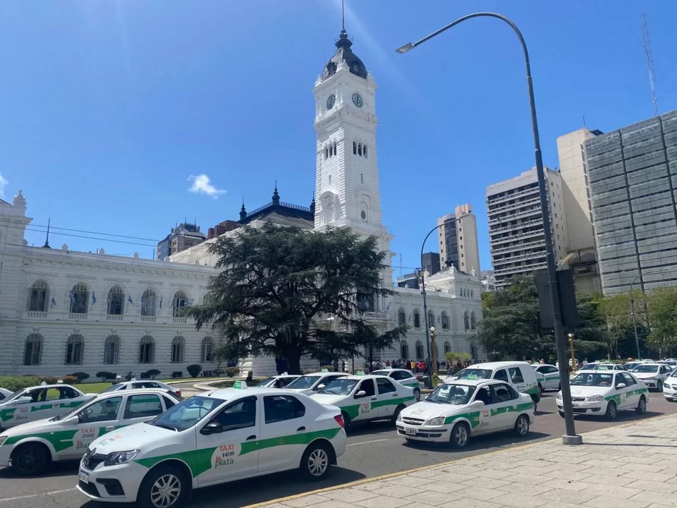 Taxis y apps pactaron sin Alak y le trasladaron la crisis del transporte al municipio
