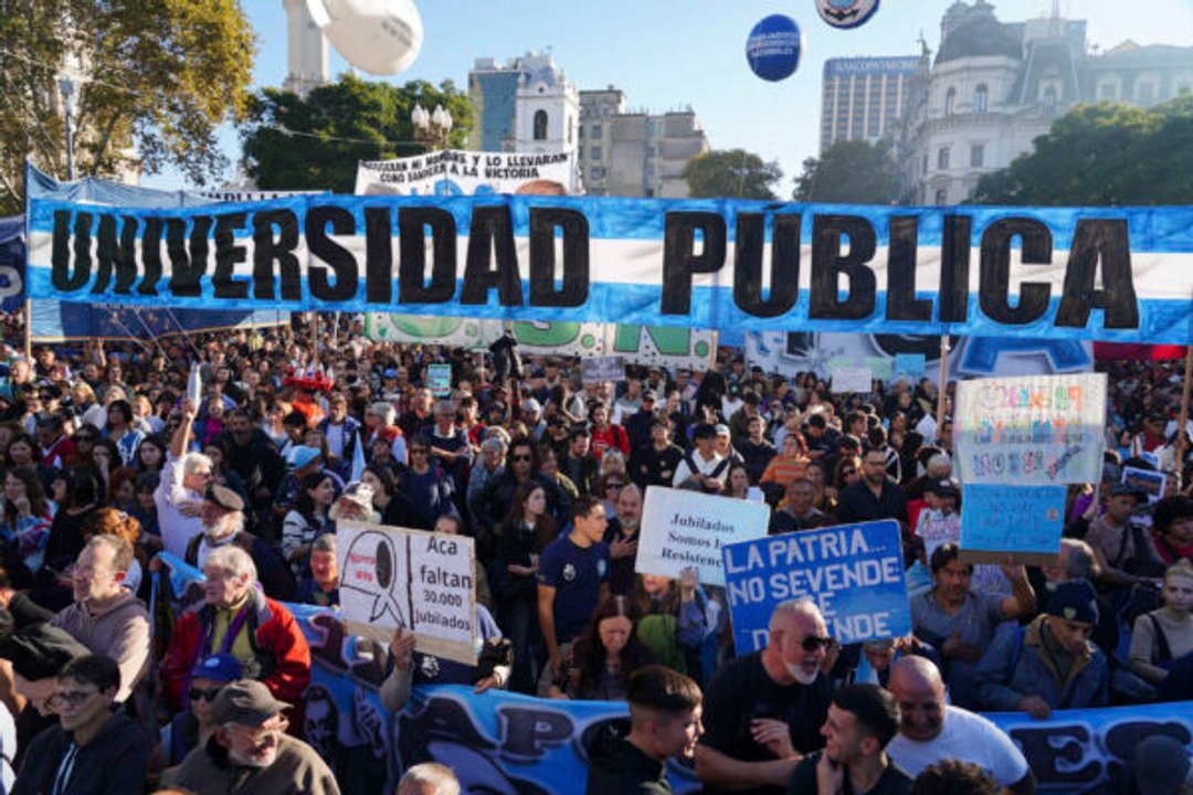 Docentes universitarios reclaman por salarios y financiamiento