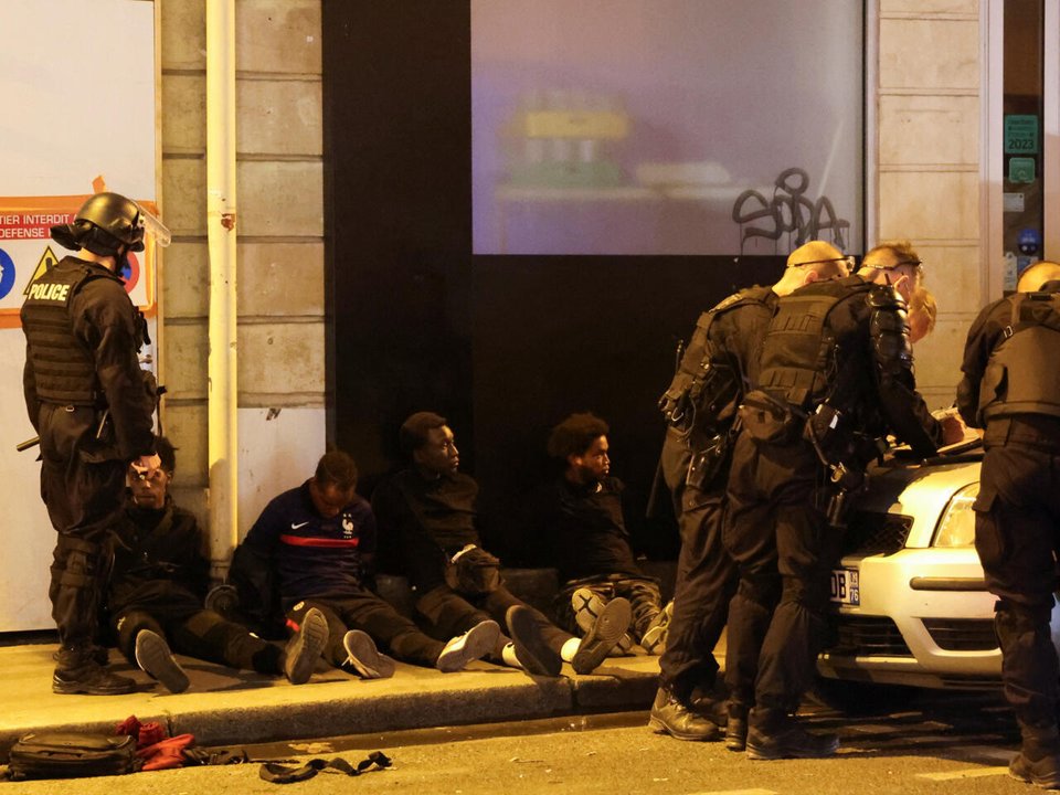 Enfrentamientos entre estudiantes y policía frente a liceos en Francia