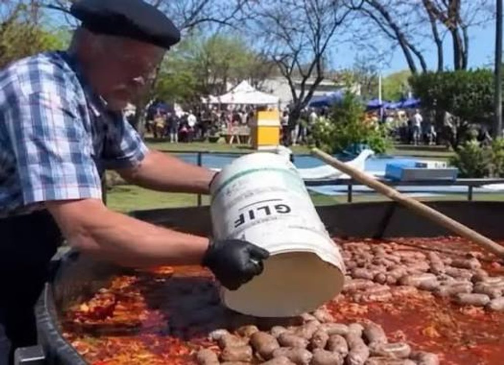 Controversia en la Fiesta del Chorizo por uso de baldes de glifosato