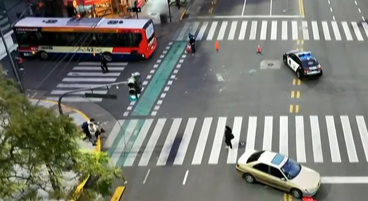 Choque en Belgrano: un colectivo de la Línea 42 impactó contra un auto